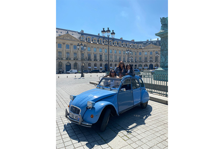 Discover the charm of a Paris tour in a 2CV, the ideal excursion to explore the most beautiful landmarks of this iconic city